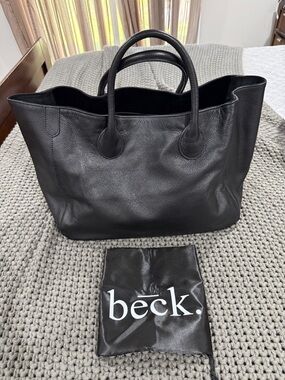 Beck Medium Classic Leather Bag in NYC-Jet Black